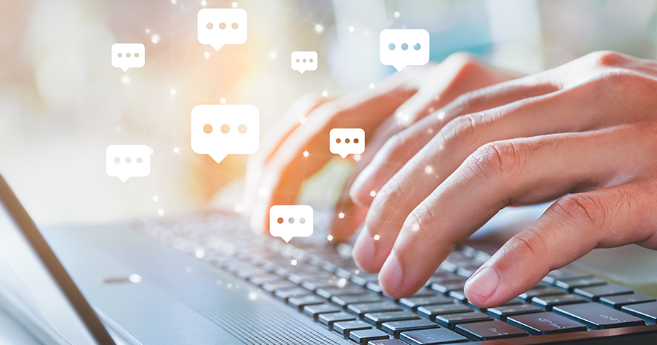 Nutzer kommuniziert mit einer KI-Anwendung auf dem Laptop, dargestellt durch digitale Chat-Symbole