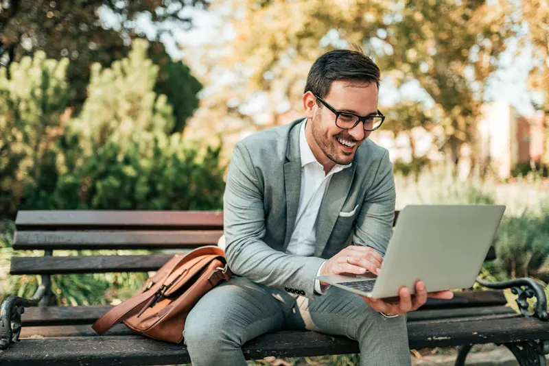 Immobilienmakler arbeitet mit immoprofessional am Laptop